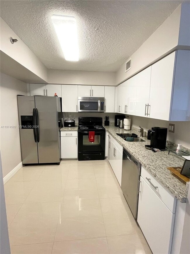 Building Photo - 3600 Mystic Pointe Dr