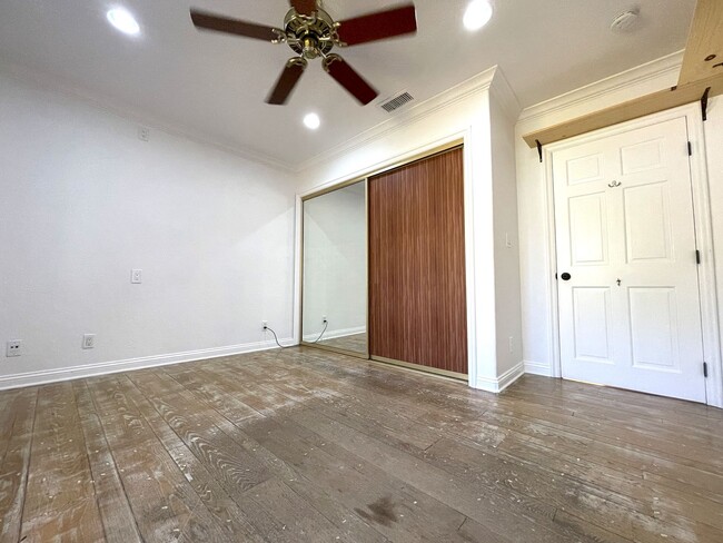 Building Photo - 7326 Vanalden Ave