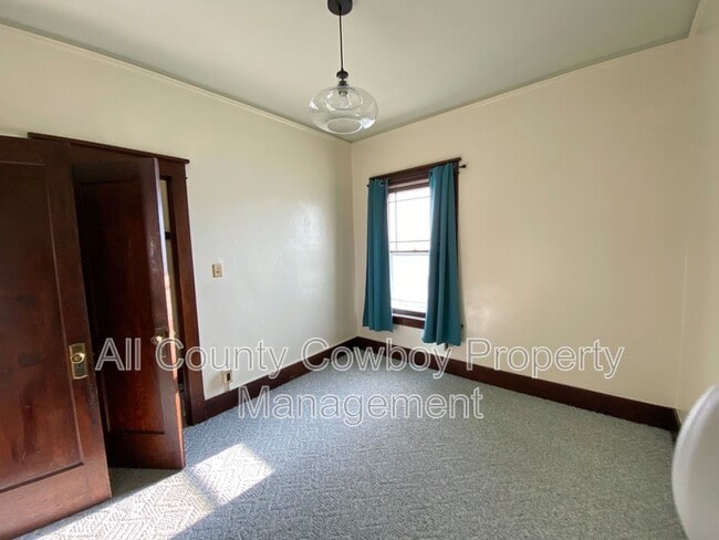 Building Photo - 623 E Lewis St