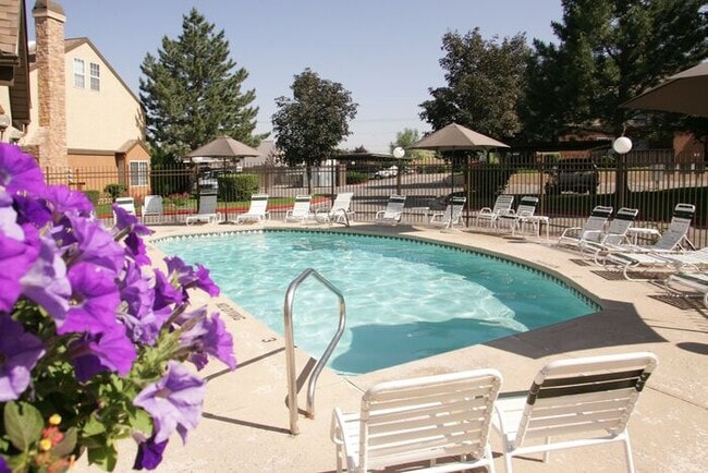 Building Photo - Two Bedroom Apartment with Living Area Loft Available!