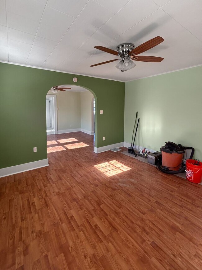 Building Photo - Welcome to this charming 2-bedroom, 1-bathroom home located in the heart of Crescent Township, PA