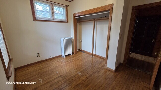 Building Photo - 3 bed - 1 bath One block from Grand Ave in...
