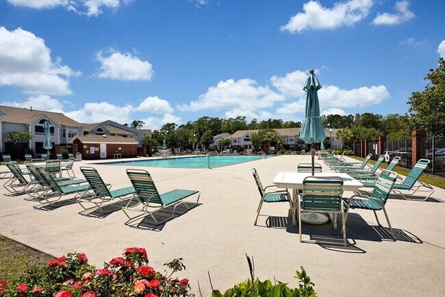 Building Photo - RENT SPECAIL*** $1495.Breezewood Condo, 2 Brd/2bath Screen Porch! LVP wood flooring, Center of Wi...