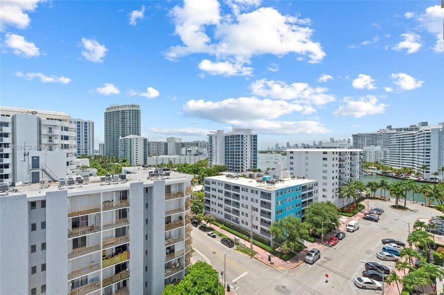 Building Photo - 1345 Lincoln Rd