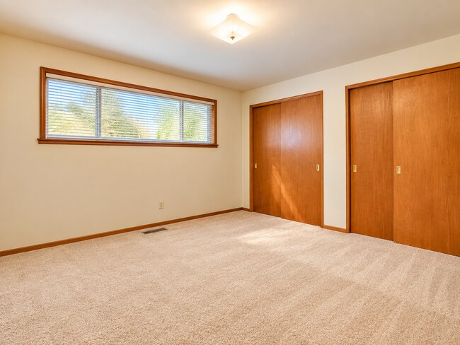 Building Photo - 10880 Dixon Dr S