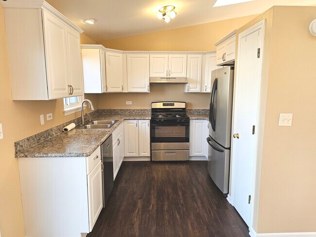 Building Photo - 2315 Meadows Ln