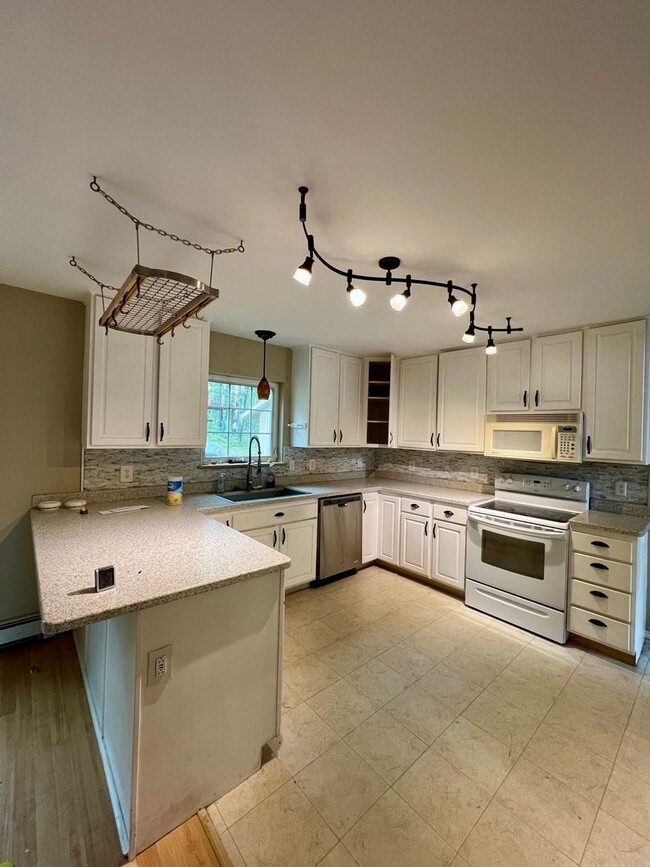 Building Photo - Spacious 3BR/2.5BA Fairbanks Home – Garage...