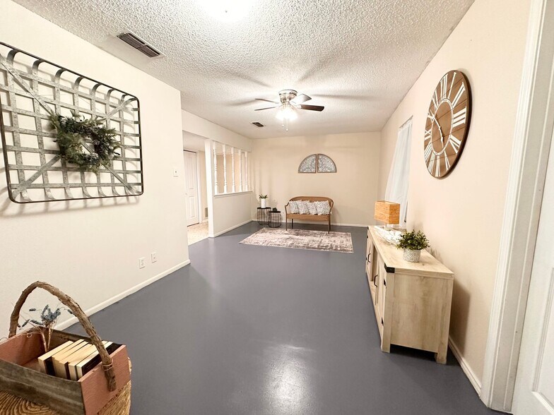 Building Photo - 7418 Meadow Cliff St