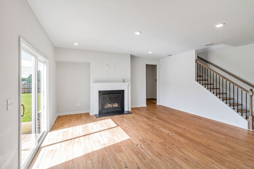 Building Photo - 220 Arwen Dr