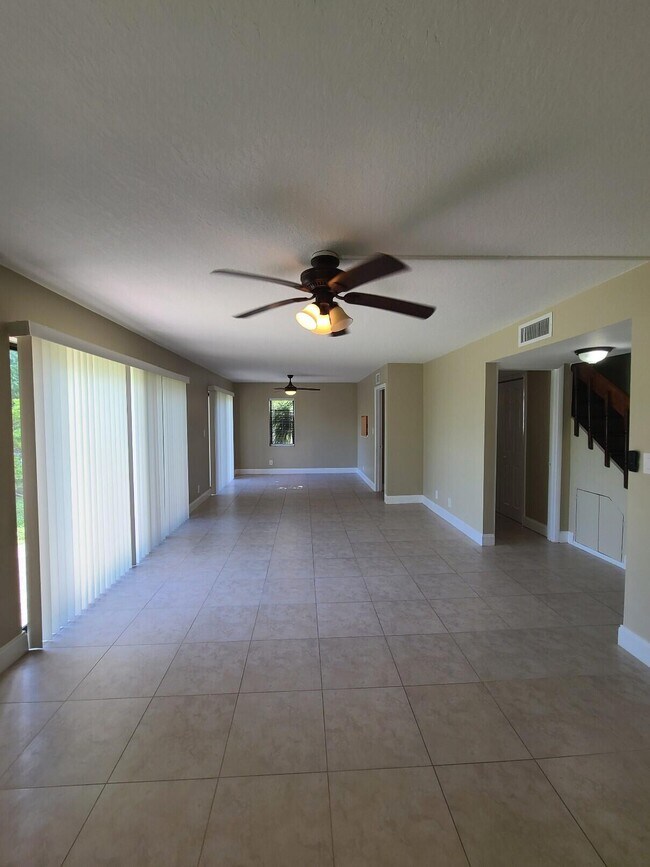 Building Photo - 3201 Bayview Dr
