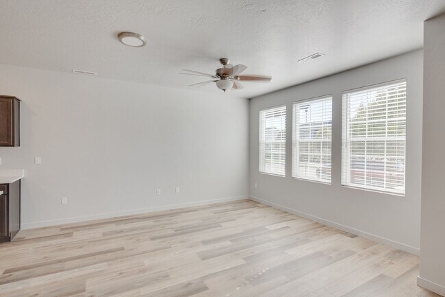 Building Photo - Live the Good Life in this GORGEOUS Townhome!