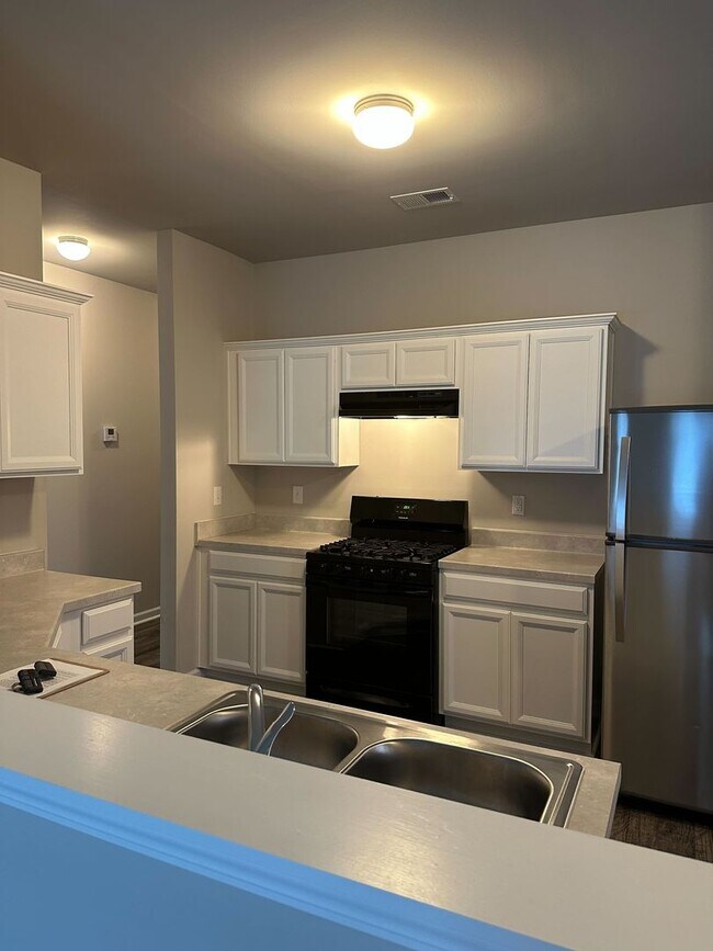 Building Photo - Modern 3-Bedroom Home with Spacious Backya...