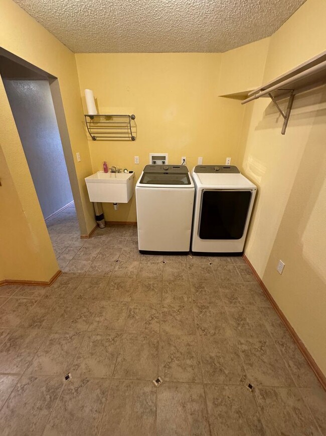 Building Photo - 5 Bedroom Home in Broadmoor Bluffs