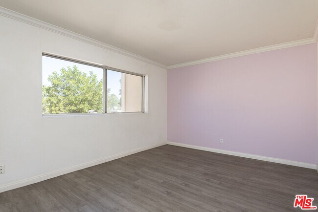 Building Photo - 13801 Oxnard St