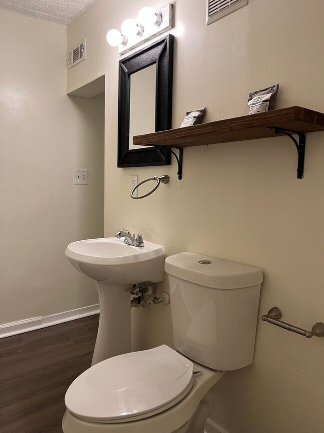 Building Photo - Spacious 3/2 Duplex Unit w/ Bonus Room Min...