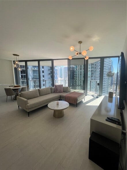 Building Photo - 1000 Brickell Plz