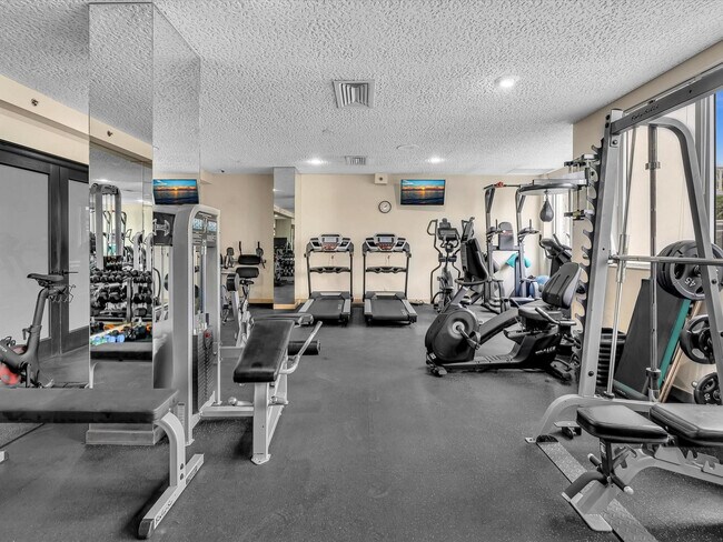 Building Photo - 3000 Holiday Dr