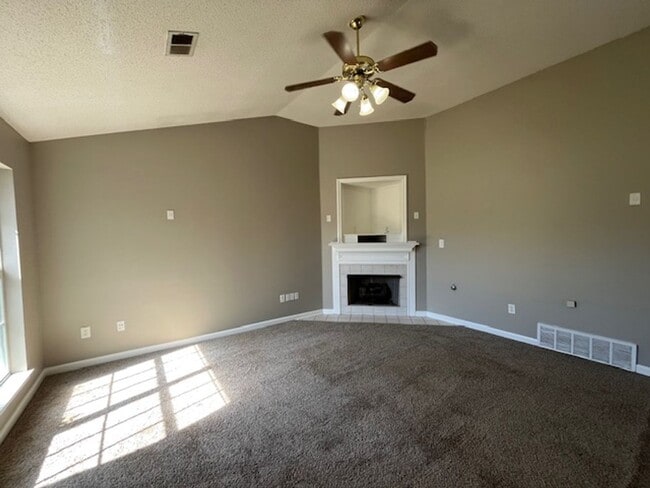 Building Photo - 2 Bedroom 2 Bath Home with 2 Car Garage fo...