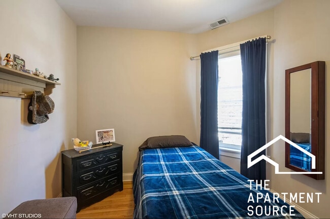 Building Photo - 2509 W Diversey Ave