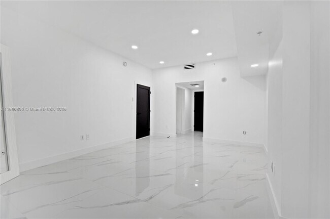 Building Photo - 1800 N Bayshore Dr