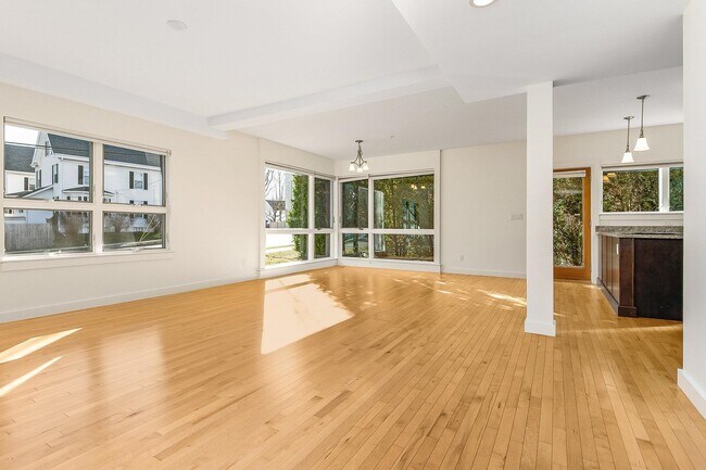 Building Photo - 677 Dennett St