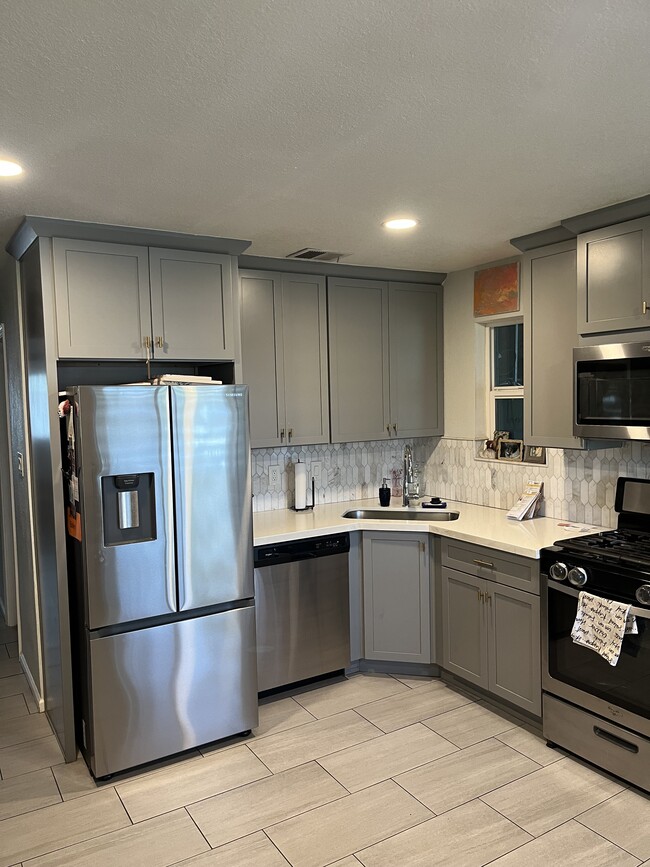 Building Photo - 1506 E Clarendon Ave