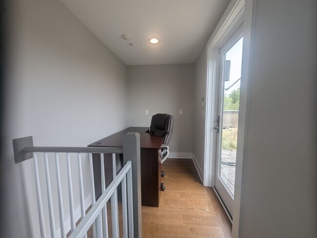 Building Photo - 3 BD / 3 BA Newer Row Home for Lease in Ha...