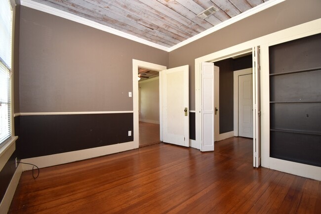 Building Photo - Recently Updated 3 Bedroom House