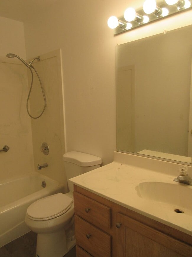 Building Photo - **Move-In Bonus!** 3 bed, 2 bath Twin Home