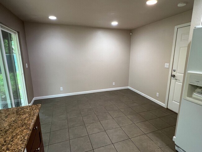 Building Photo - 4 Bedroom Milwaukie Home