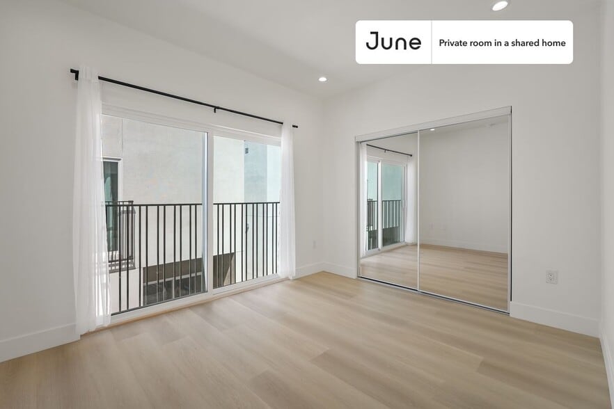 Building Photo - Private bedroom in 5 bed/5 bath Home