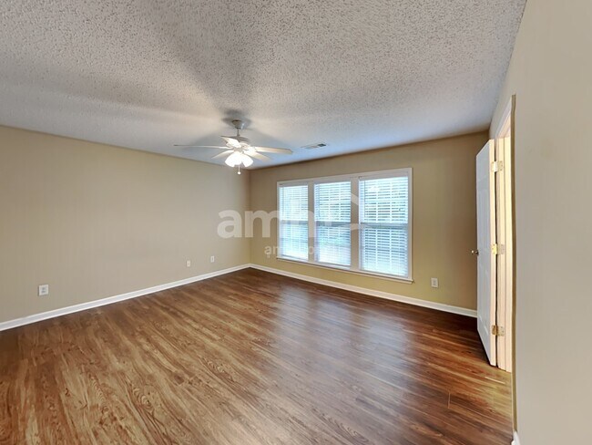 Building Photo - 607 Wallnut Hall Trl