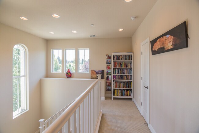 Building Photo - 5539 Southcrest Way