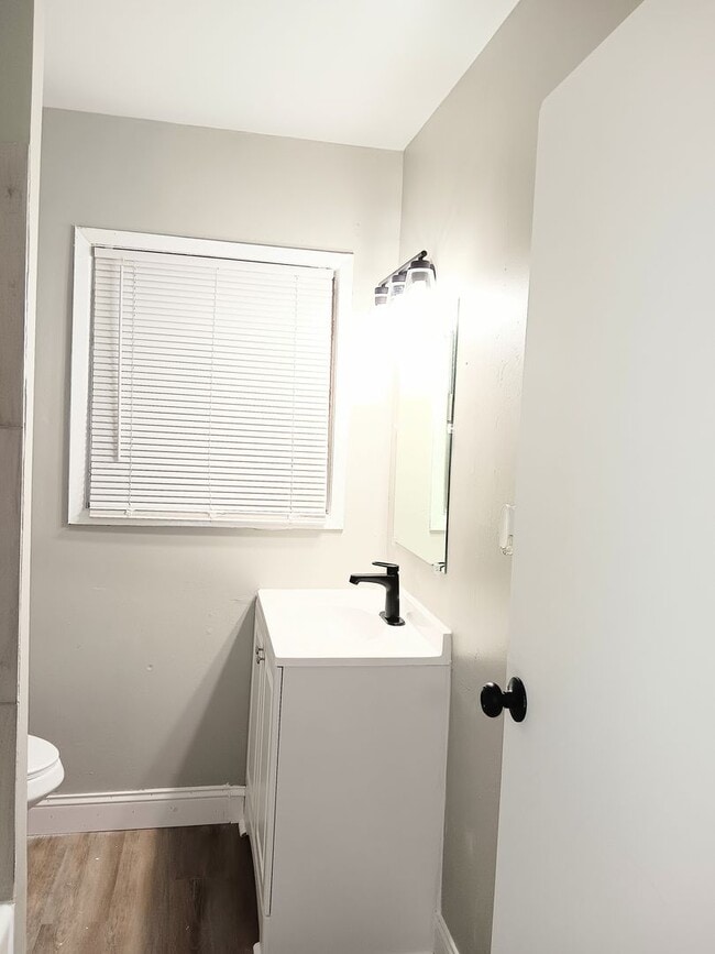 Building Photo - 3 Bedroom Sunnyside Beauty