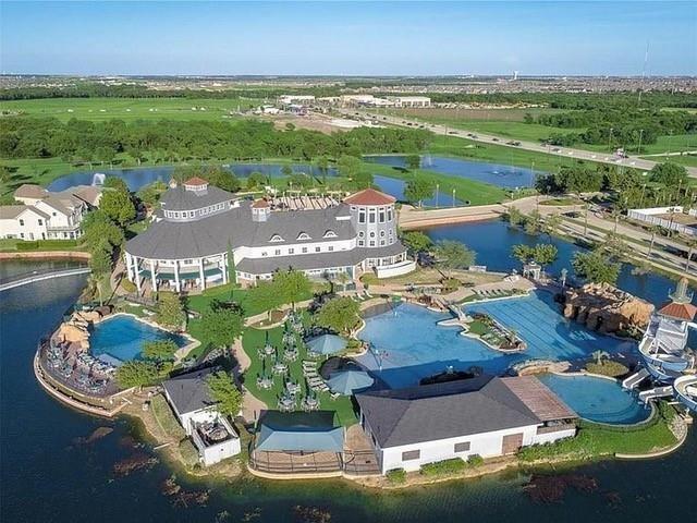 Building Photo - 1400 Chestnut Dr