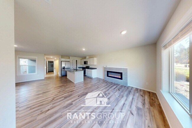 Building Photo - Great Location! Easy JBLM Commute!