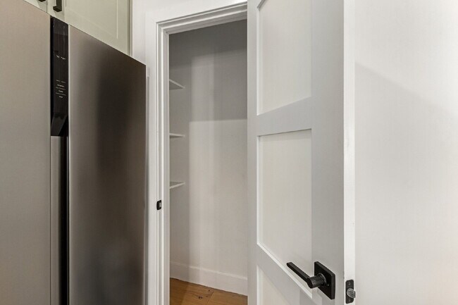 Building Photo - Gorgeous 2-Bed, 2-Bath duplex in the Garfi...