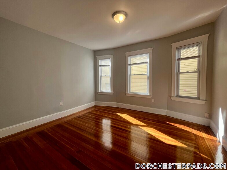 Building Photo - 108 Callender St