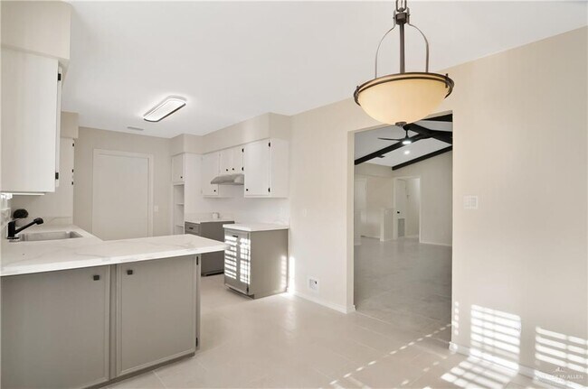Building Photo - 413 W Jonquil Ave