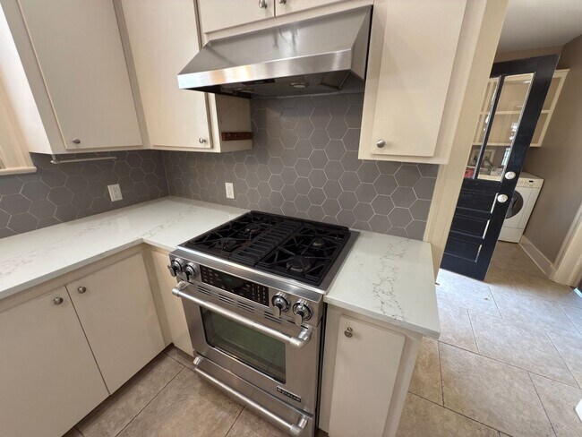 Building Photo - 3 Bed, 2 Bath Home in Southdowns - Fenced ...
