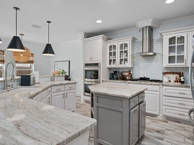 Building Photo - 15114 Barataria Dr