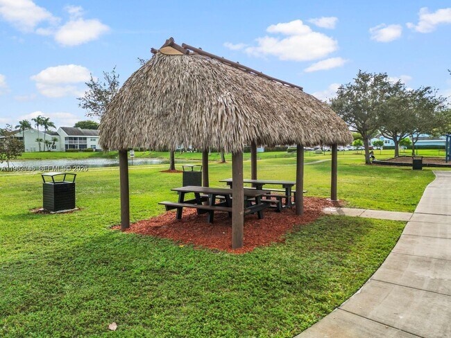 Building Photo - 2467 SE 19th St