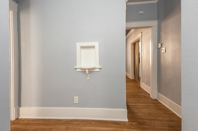 Building Photo - 3BR SFR with Washer/Dryer In Unit & Fenced Backyard in Midtown