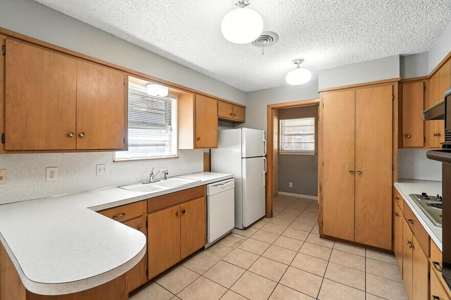 Building Photo - 3347 S 27th St