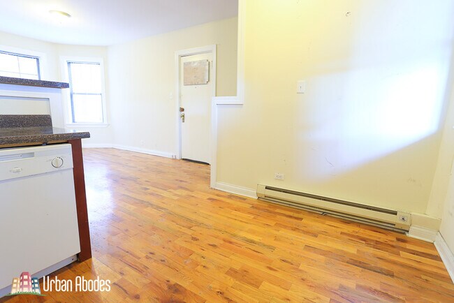 Building Photo - 4415 N Wolcott Ave