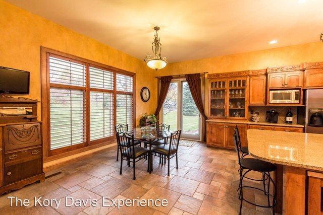 Building Photo - 2808 S Saint Charles Ln