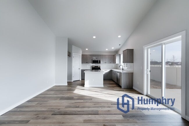 Building Photo - 4 bedroom, 2 bathroom, 2 car garage.