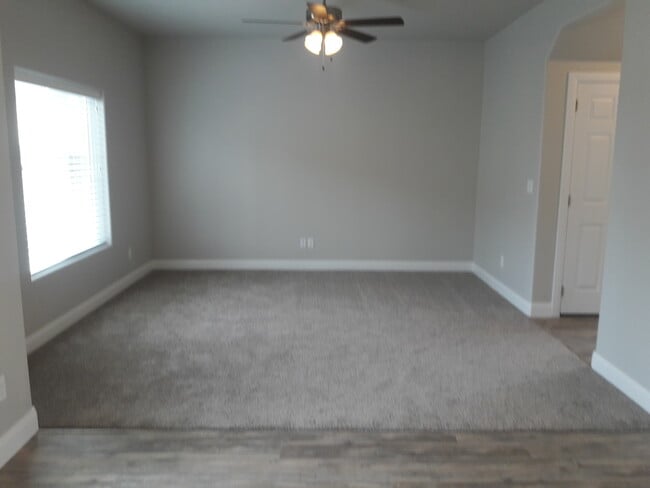 Building Photo - Move-In Discount --3 bed 2.5 bath - Newer townhome in the heart of Cedar City