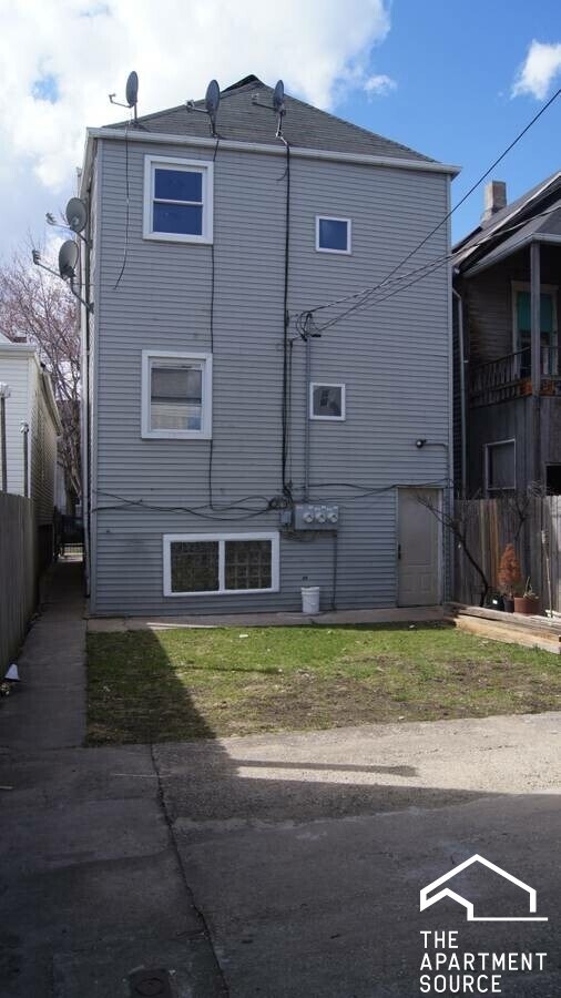 Building Photo - 1635 N Artesian Ave