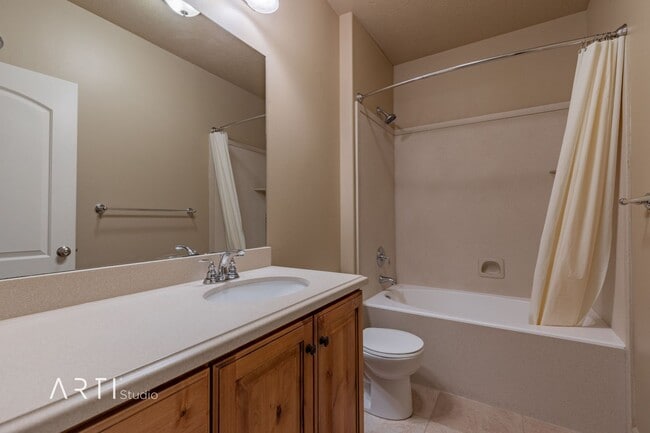 Building Photo - Available September 1 - Spacious 3 Bedroom...